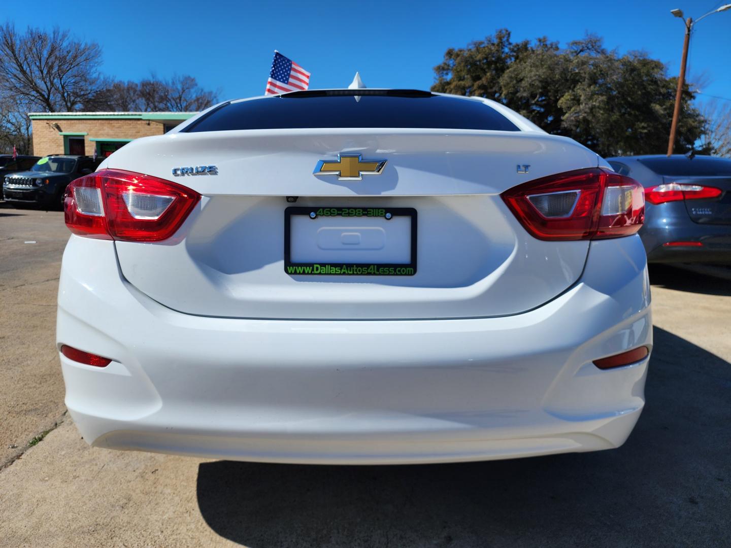 2017 WHITE Chevrolet Cruze LT (1G1BE5SMXH7) with an 1.4L L4 DOHC 16V TURBO engine, 6A transmission, located at 2660 S.Garland Avenue, Garland, TX, 75041, (469) 298-3118, 32.885551, -96.655602 - Welcome to DallasAutos4Less, one of the Premier BUY HERE PAY HERE Dealers in the North Dallas Area. We specialize in financing to people with NO CREDIT or BAD CREDIT. We need proof of income, proof of residence, and a ID. Come buy your new car from us today!! This is a very well cared for 2017 CH - Photo#4